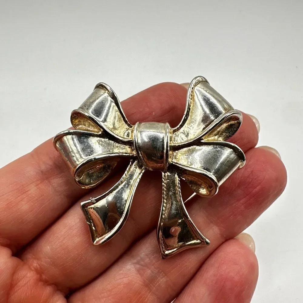 Stunning Silver plated‎ bow pin/brooch!